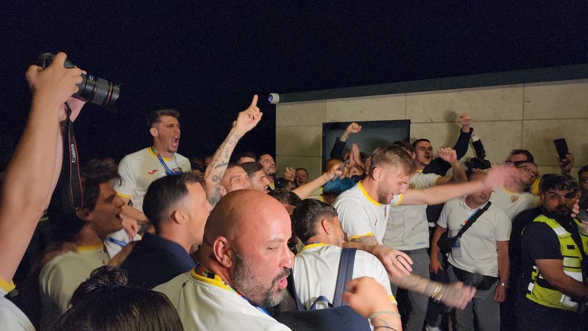 Imagini EPICE de la petrecerea „tricolorilor” » Coman, Stanciu și colegii au cântat și au dansat cu fanii: „Suntem made în România!”