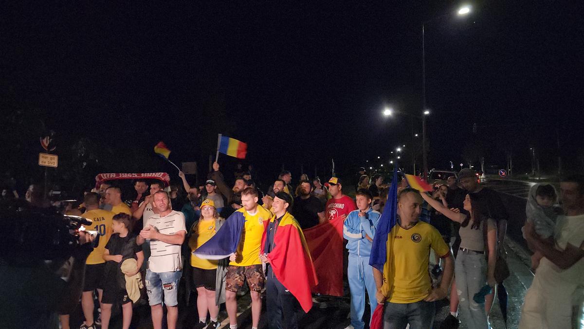 Imagini EPICE de la petrecerea „tricolorilor” » Coman, Stanciu și colegii au cântat și au dansat cu fanii: „Suntem made în România!”