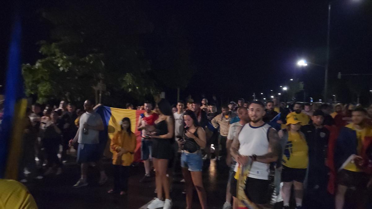 Imagini EPICE de la petrecerea „tricolorilor” » Coman, Stanciu și colegii au cântat și au dansat cu fanii: „Suntem made în România!”