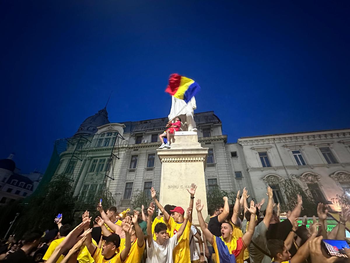 Suporterii naționalei au sărbătorit la Universitate calificarea în optimile de la Euro 2024