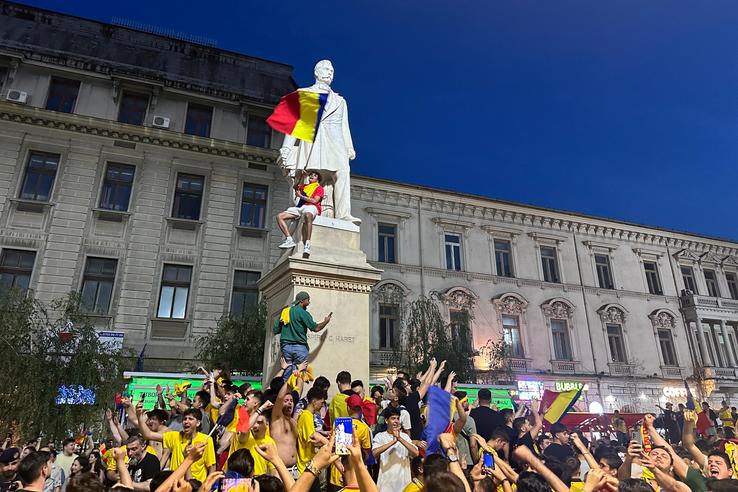 Suporterii naționalei au sărbătorit la Universitate calificarea în optimile de la Euro 2024 / foto: Ionuț Iordache