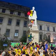 Suporterii naționalei au sărbătorit la Universitate calificarea în optimile de la Euro 2024 / foto: Ionuț Iordache