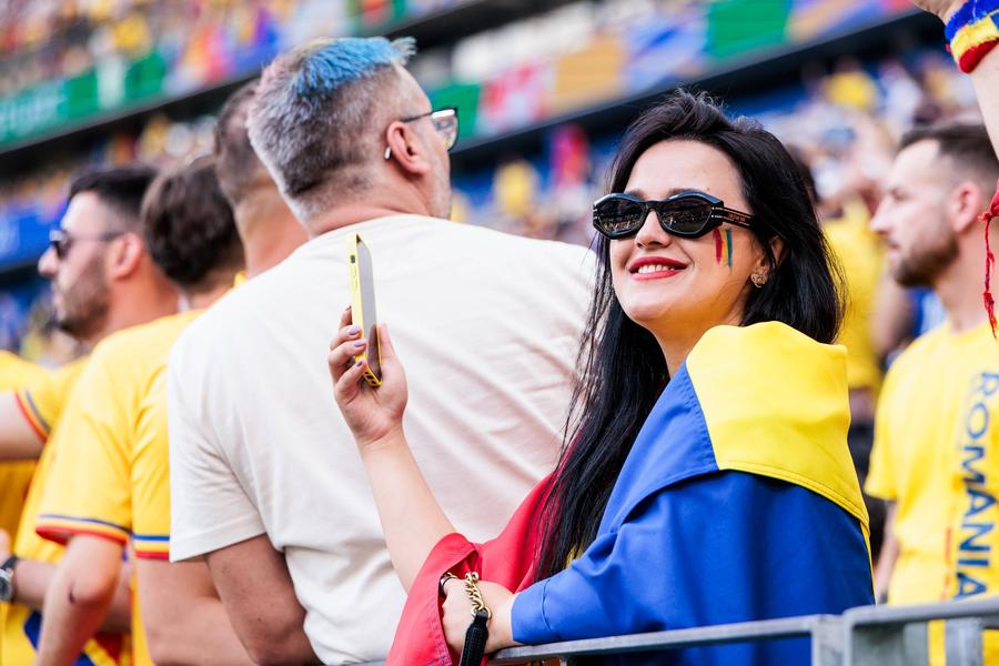 10 detalii observate de pe stadion la Slovacia - România » Nervii lui Iordănescu, Hagi lângă Figo și campionii din tribune