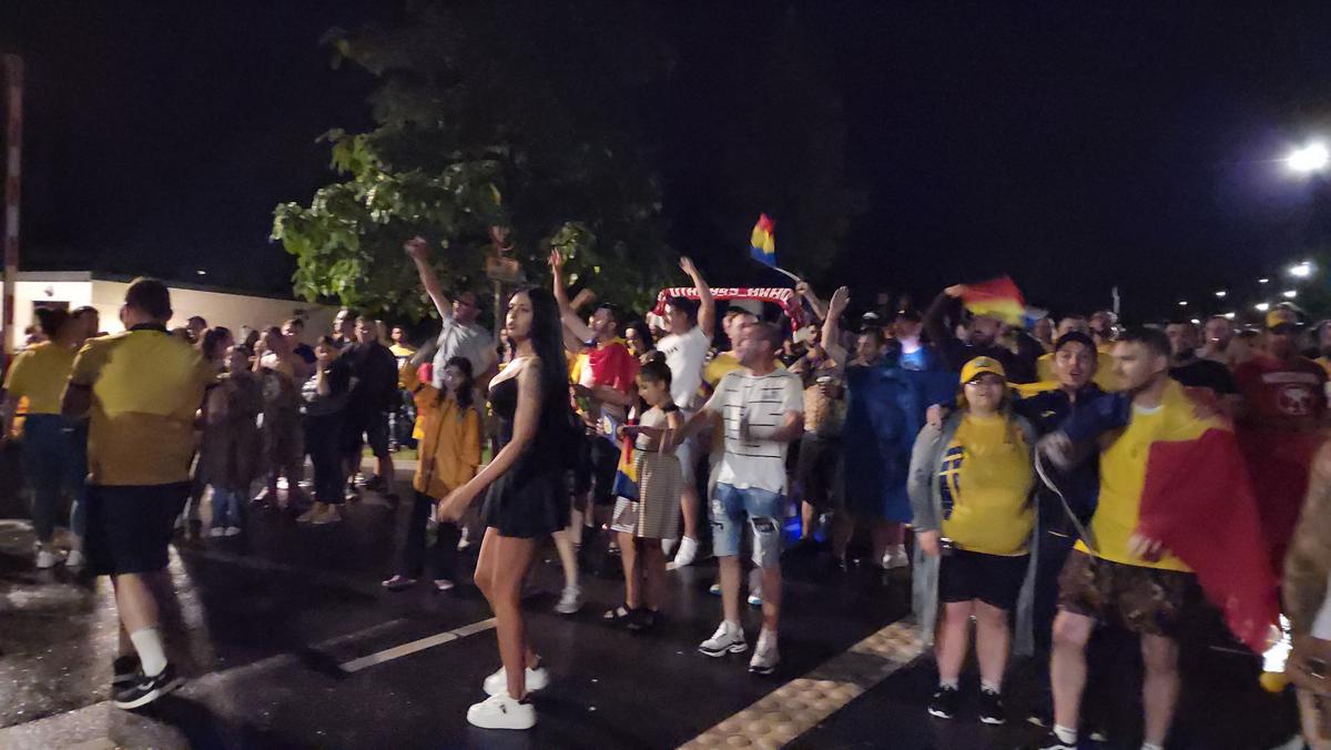 Imagini EPICE de la petrecerea „tricolorilor” » Coman, Stanciu și colegii au cântat și au dansat cu fanii: „Suntem made în România!”