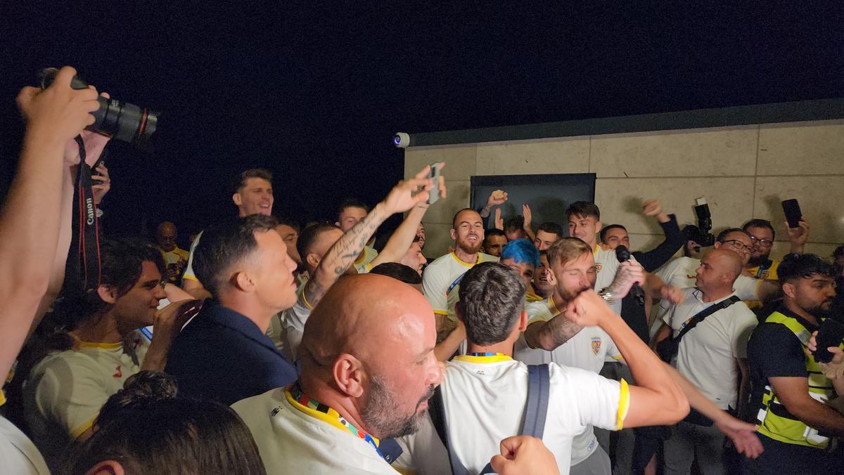 Imagini EPICE de la petrecerea „tricolorilor” » Coman, Stanciu și colegii au cântat și au dansat cu fanii: „Suntem made în România!”