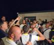 Imagini EPICE de la petrecerea „tricolorilor” » Coman, Stanciu și colegii au cântat și au dansat cu fanii: „Suntem made în România!”