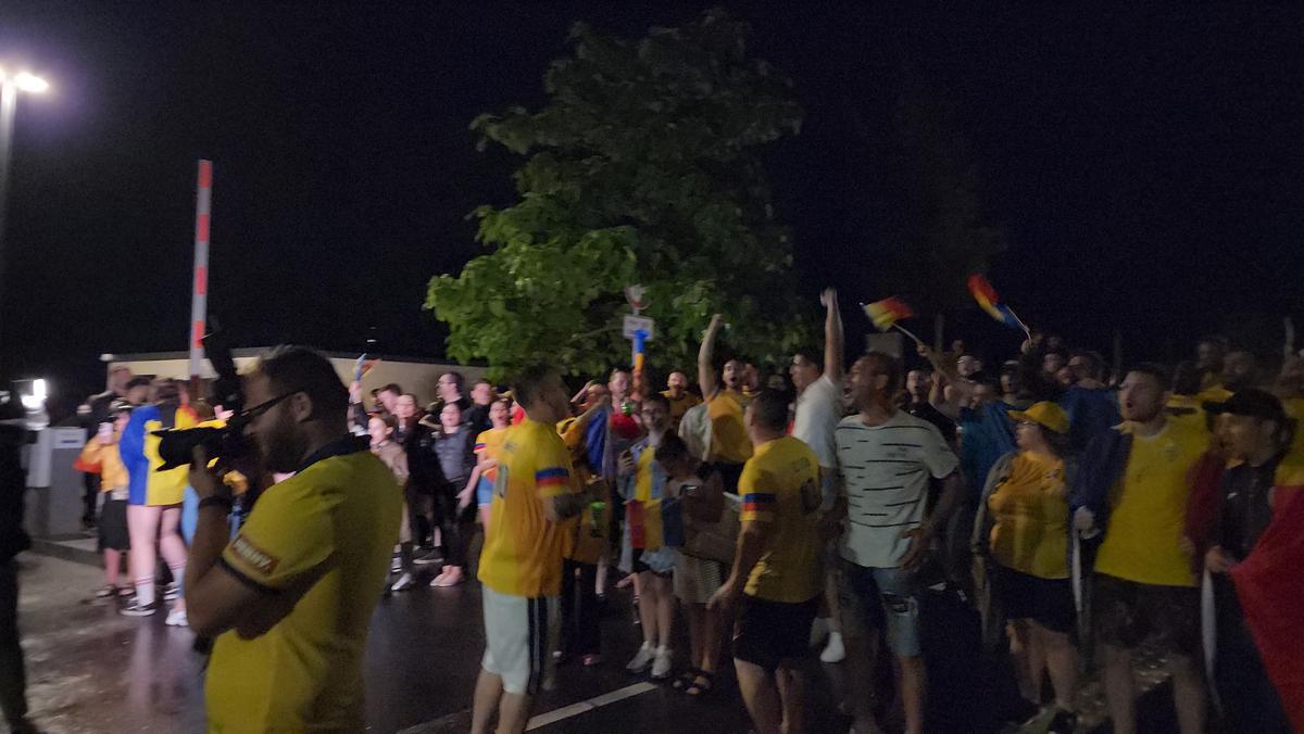 Imagini EPICE de la petrecerea „tricolorilor” » Coman, Stanciu și colegii au cântat și au dansat cu fanii: „Suntem made în România!”