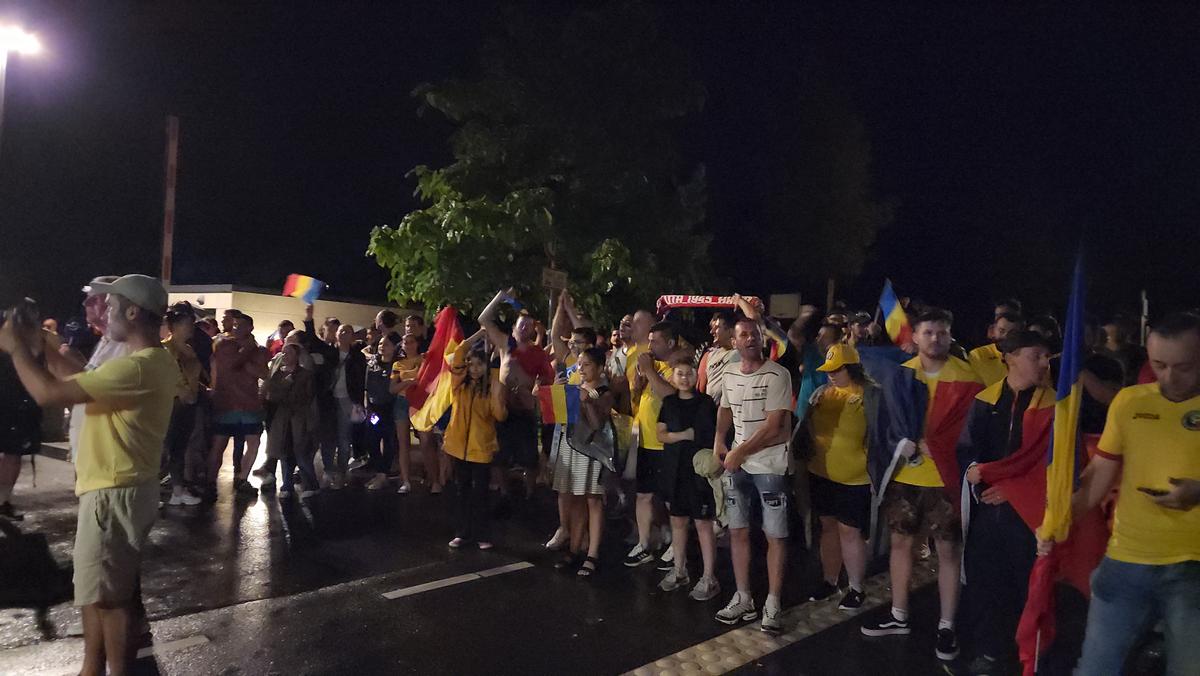 Imagini EPICE de la petrecerea „tricolorilor” » Coman, Stanciu și colegii au cântat și au dansat cu fanii: „Suntem made în România!”