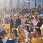 Atmosferă electrizantă în Piața George Enescu în trimpul meciului România - Slovacia / foto: Ionuț Iordache