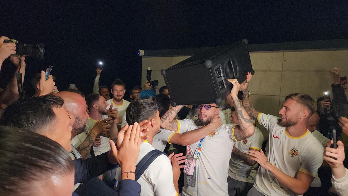 Imagini EPICE de la petrecerea „tricolorilor” » Coman, Stanciu și colegii au cântat și au dansat cu fanii: „Suntem made în România!”