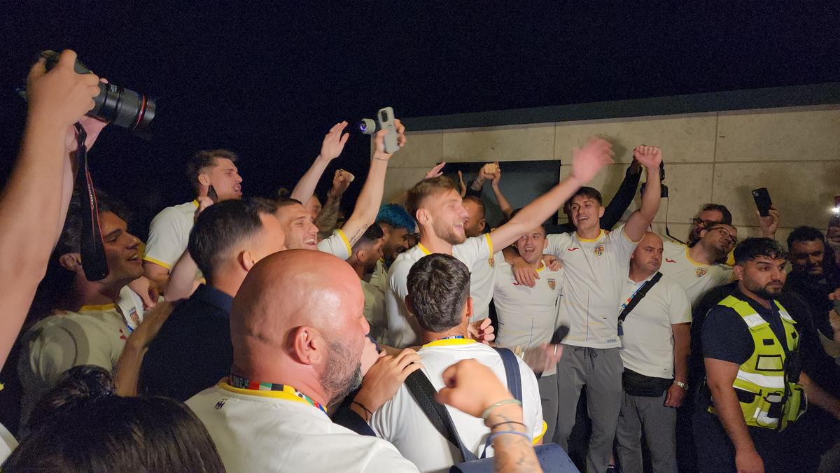 Imagini EPICE de la petrecerea „tricolorilor” » Coman, Stanciu și colegii au cântat și au dansat cu fanii: „Suntem made în România!”