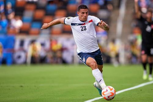 Universitatea Craiova a anunțat aducerea lui Luis Paradela (27 de ani), extremă stângă care vine de la Saprissa, echipă din prima ligă din Costa Rica.