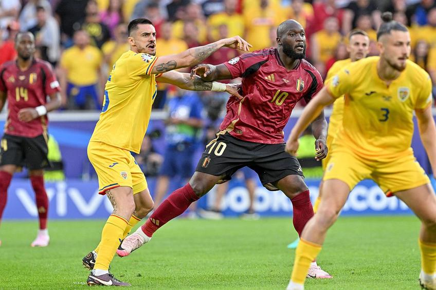 Andrei Burcă, în duel cu Romelu Lukaku în România - Belgia 0-2 / Foto: Imago