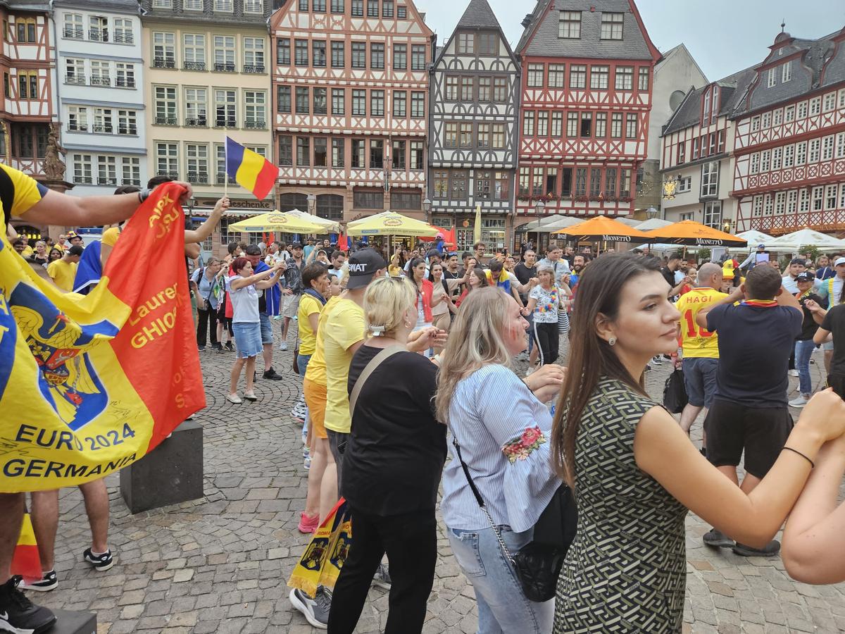 Fanii României au sărbătorit în piața din Frankfurt calificarea în optimile EURO 2024