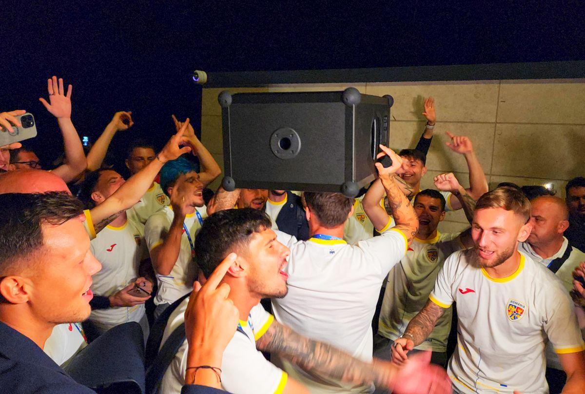 Imagini EPICE de la petrecerea „tricolorilor” » Coman, Stanciu și colegii au cântat și au dansat cu fanii: „Suntem made în România!”