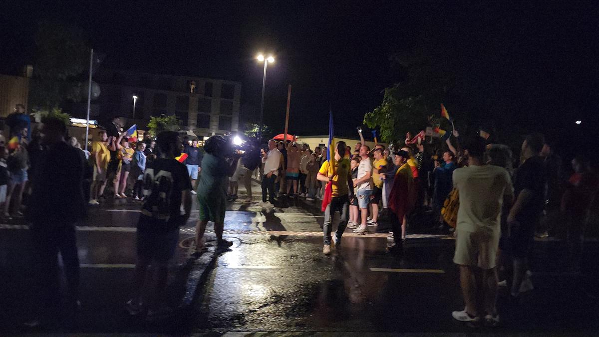 Imagini EPICE de la petrecerea „tricolorilor” » Coman, Stanciu și colegii au cântat și au dansat cu fanii: „Suntem made în România!”
