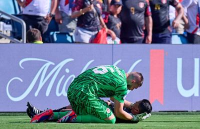 Panică la Copa America » Arbitrul a LEȘINAT și a fost scos pe targă