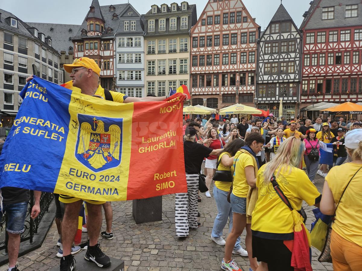Fanii României au sărbătorit în piața din Frankfurt calificarea în optimile EURO 2024