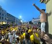 Suporterii naționalei au sărbătorit la Universitate calificarea în optimile de la Euro 2024 / foto: Ionuț Iordache