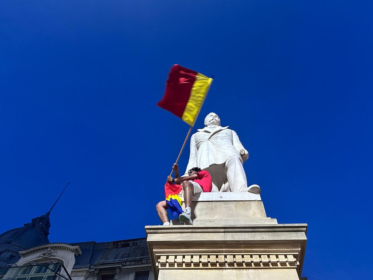 NEBUNIE la Universitate! Bucureștiul a sărbătorit în epicentrul bucuriei pentru naționala României! 10.000 de oameni ieșiți, prima oară după 24 de ani!