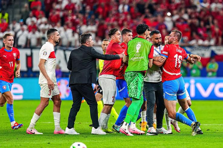 Altercația de la finalul meciului Cehia - Turcia / Sursă foto: Imago Images
