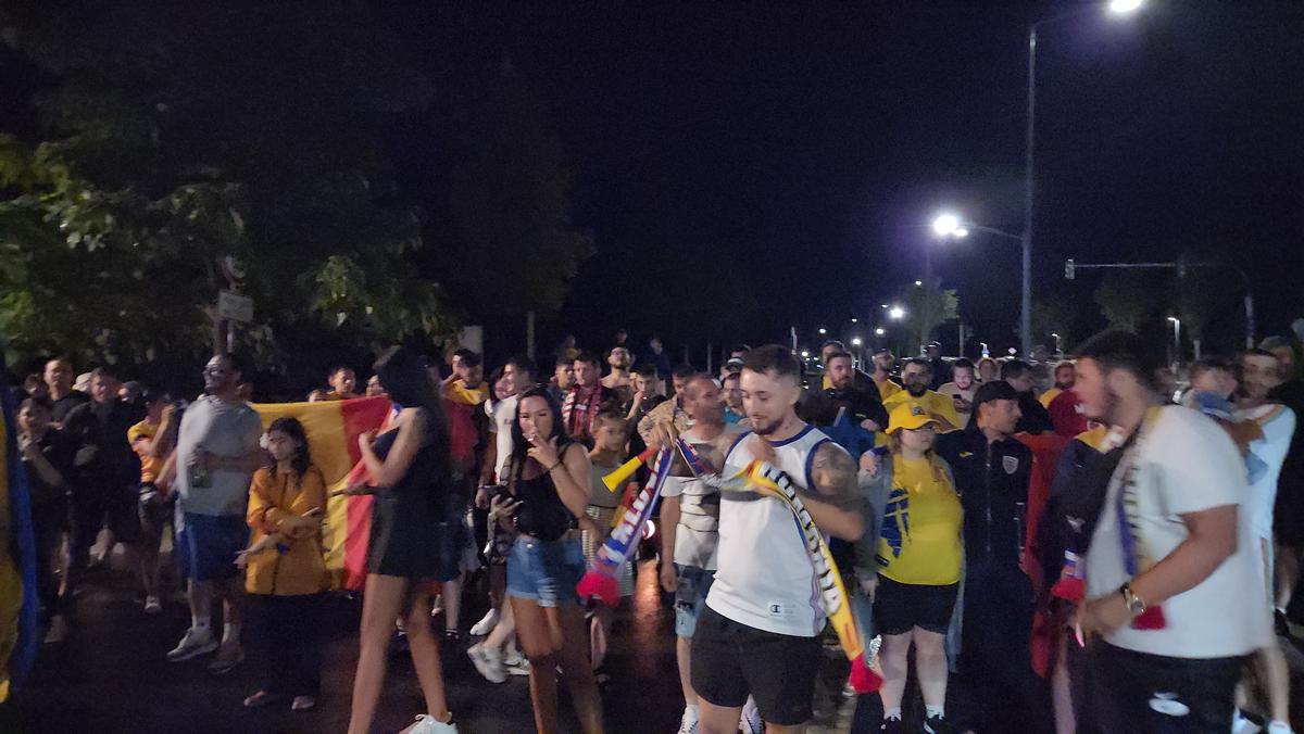 Imagini EPICE de la petrecerea „tricolorilor” » Coman, Stanciu și colegii au cântat și au dansat cu fanii: „Suntem made în România!”