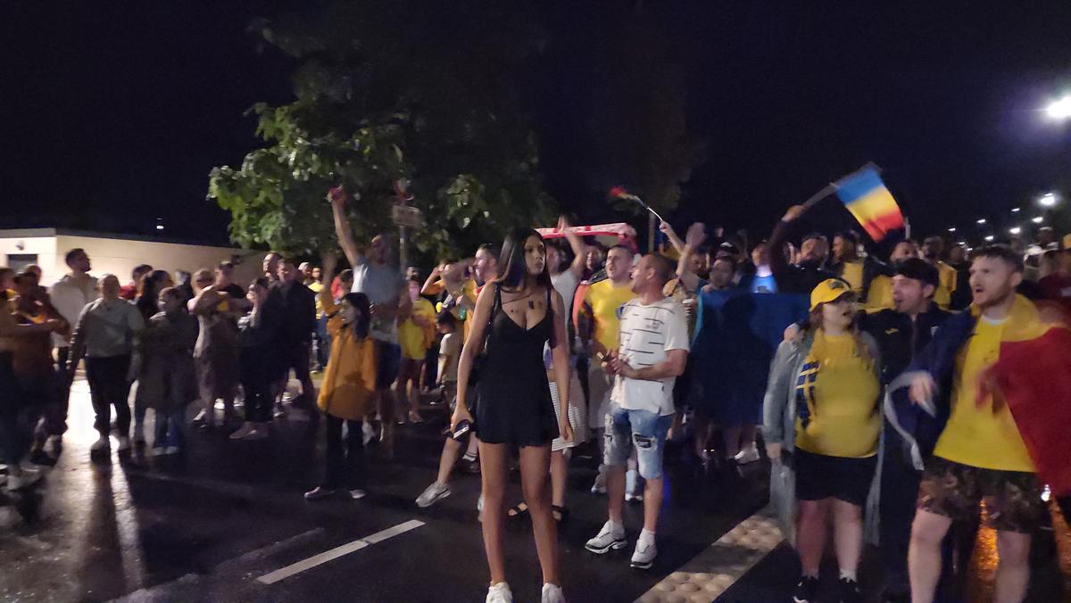 Imagini EPICE de la petrecerea „tricolorilor” » Coman, Stanciu și colegii au cântat și au dansat cu fanii: „Suntem made în România!”