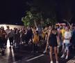 Imagini EPICE de la petrecerea „tricolorilor” » Coman, Stanciu și colegii au cântat și au dansat cu fanii: „Suntem made în România!”