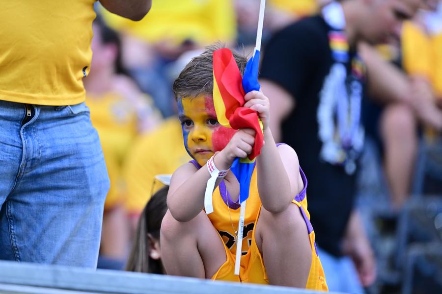 Un mic fan tricolor, alături de naționala lui Edi Iordănescu la Frankfurt 5 bune, 5 rele » România e un nou reper de națională! Dar când s-a făcut praf infrastructura în Germania?