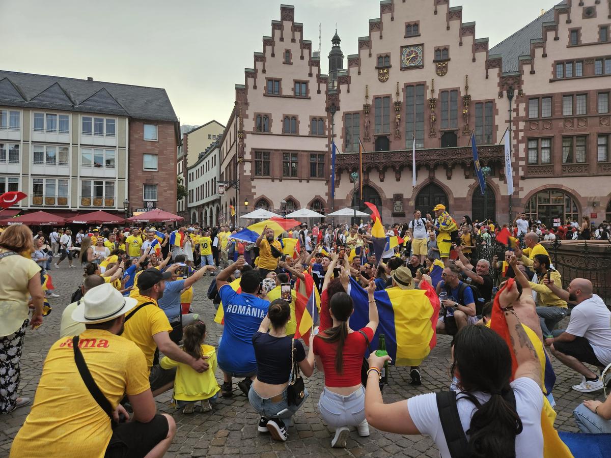 Fanii României au sărbătorit în piața din Frankfurt calificarea în optimile EURO 2024