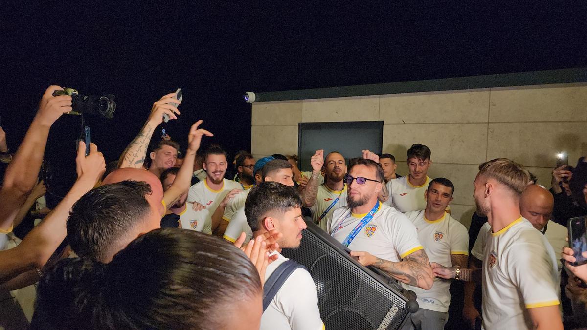 Imagini EPICE de la petrecerea „tricolorilor” » Coman, Stanciu și colegii au cântat și au dansat cu fanii: „Suntem made în România!”