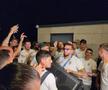 Imagini EPICE de la petrecerea „tricolorilor” » Coman, Stanciu și colegii au cântat și au dansat cu fanii: „Suntem made în România!”