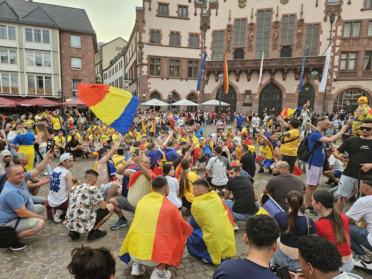 Fanii României au sărbătorit în piața din Frankfurt calificarea în optimile EURO 2024