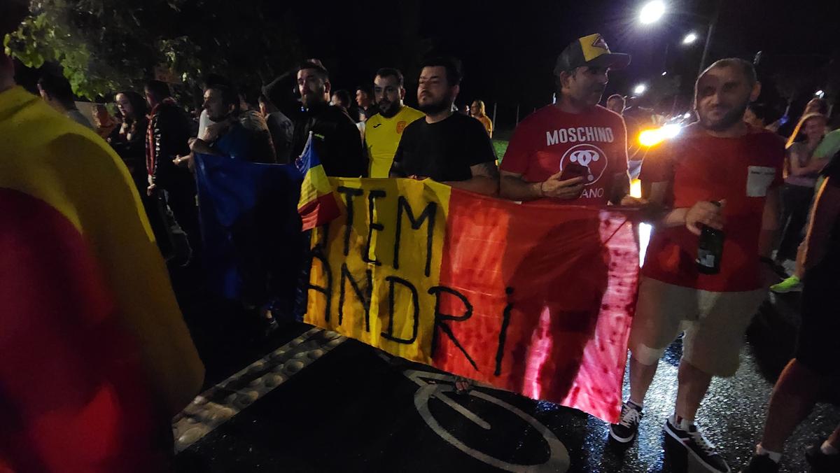 Imagini EPICE de la petrecerea „tricolorilor” » Coman, Stanciu și colegii au cântat și au dansat cu fanii: „Suntem made în România!”