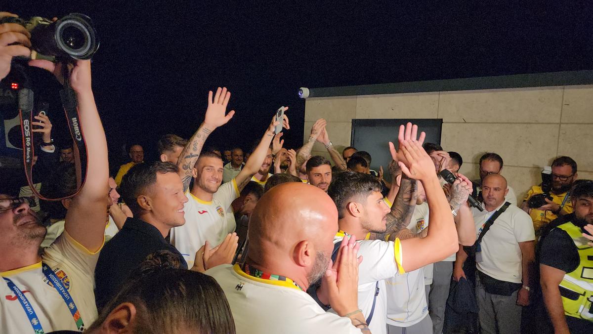 Imagini EPICE de la petrecerea „tricolorilor” » Coman, Stanciu și colegii au cântat și au dansat cu fanii: „Suntem made în România!”