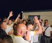 Imagini EPICE de la petrecerea „tricolorilor” » Coman, Stanciu și colegii au cântat și au dansat cu fanii: „Suntem made în România!”