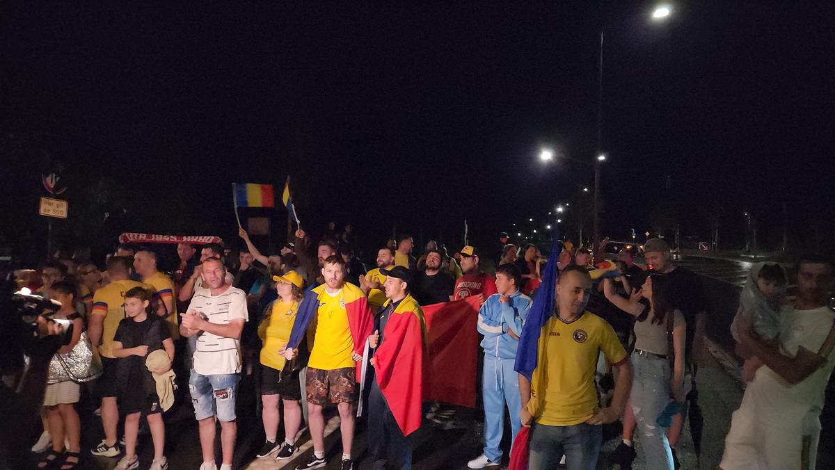Imagini EPICE de la petrecerea „tricolorilor” » Coman, Stanciu și colegii au cântat și au dansat cu fanii: „Suntem made în România!”