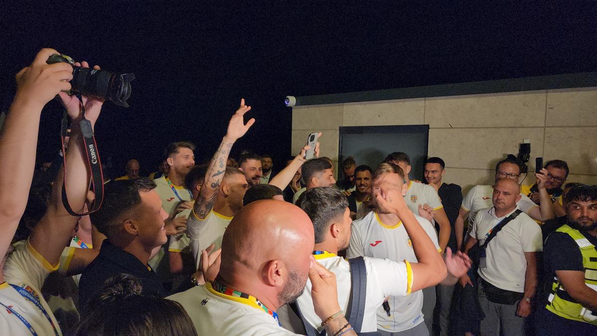 Imagini EPICE de la petrecerea „tricolorilor” » Coman, Stanciu și colegii au cântat și au dansat cu fanii: „Suntem made în România!”