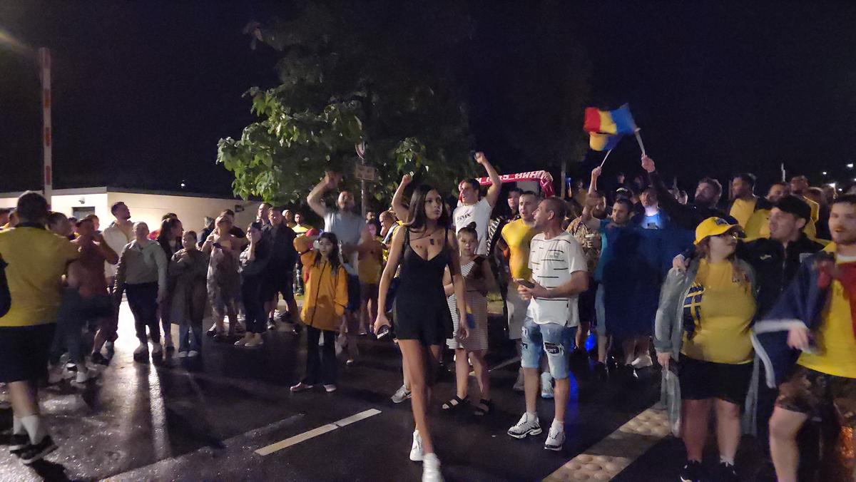 Imagini EPICE de la petrecerea „tricolorilor” » Coman, Stanciu și colegii au cântat și au dansat cu fanii: „Suntem made în România!”