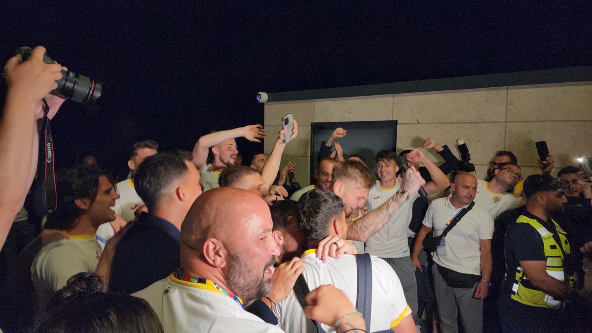 Imagini EPICE de la petrecerea „tricolorilor” » Coman, Stanciu și colegii au cântat și au dansat cu fanii: „Suntem made în România!”