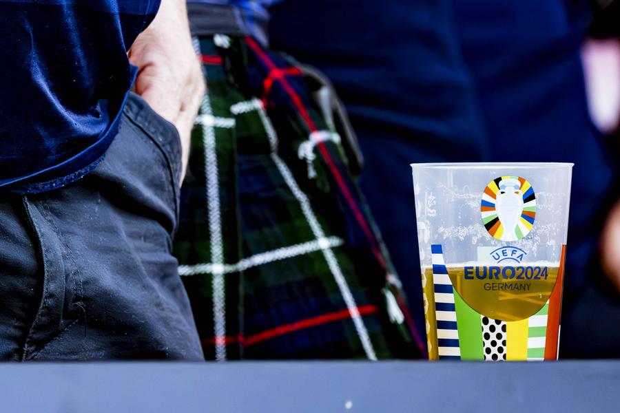 10 detalii observate de pe stadion la Slovacia - România » Nervii lui Iordănescu, Hagi lângă Figo și campionii din tribune