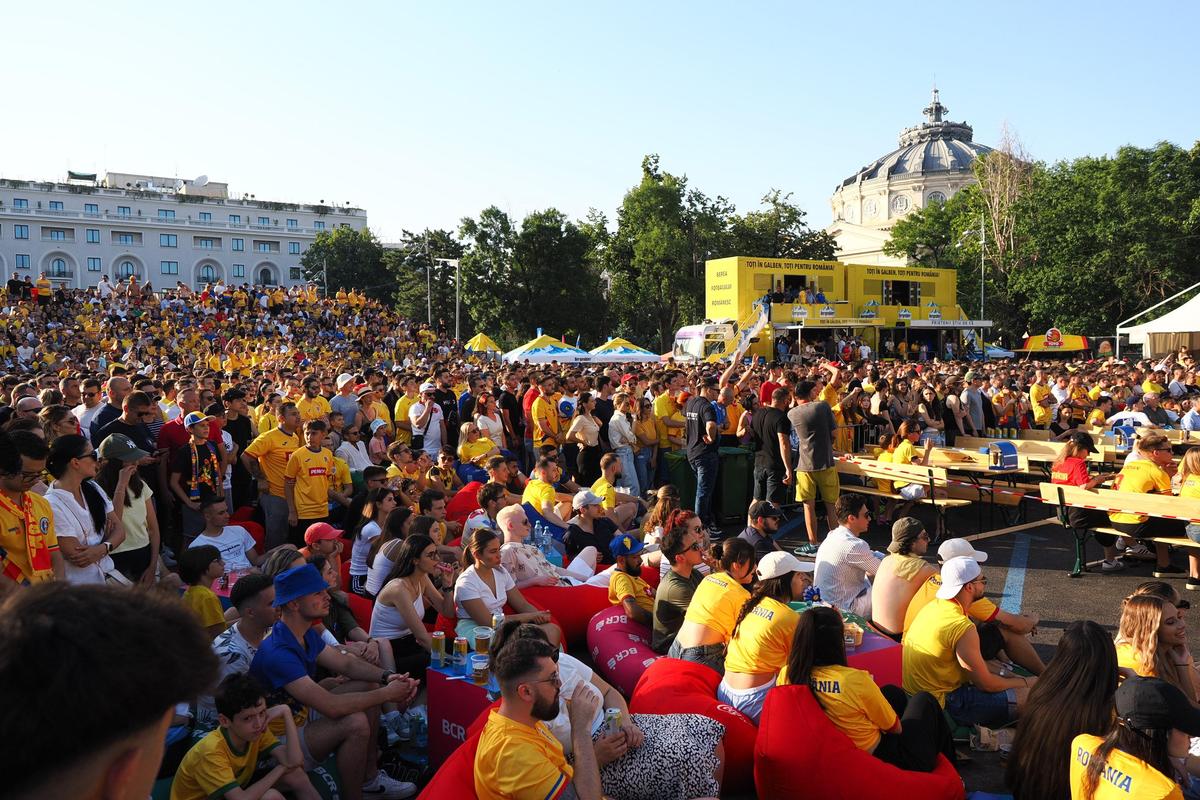 Imagini unice în București » Mii de suporteri ai naționalei trăiesc la intensitate MAXIMĂ meciul România - Slovacia