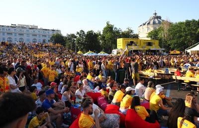 Imagini unice în București » Mii de suporteri ai naționalei trăiesc la intensitate MAXIMĂ meciul România - Slovacia