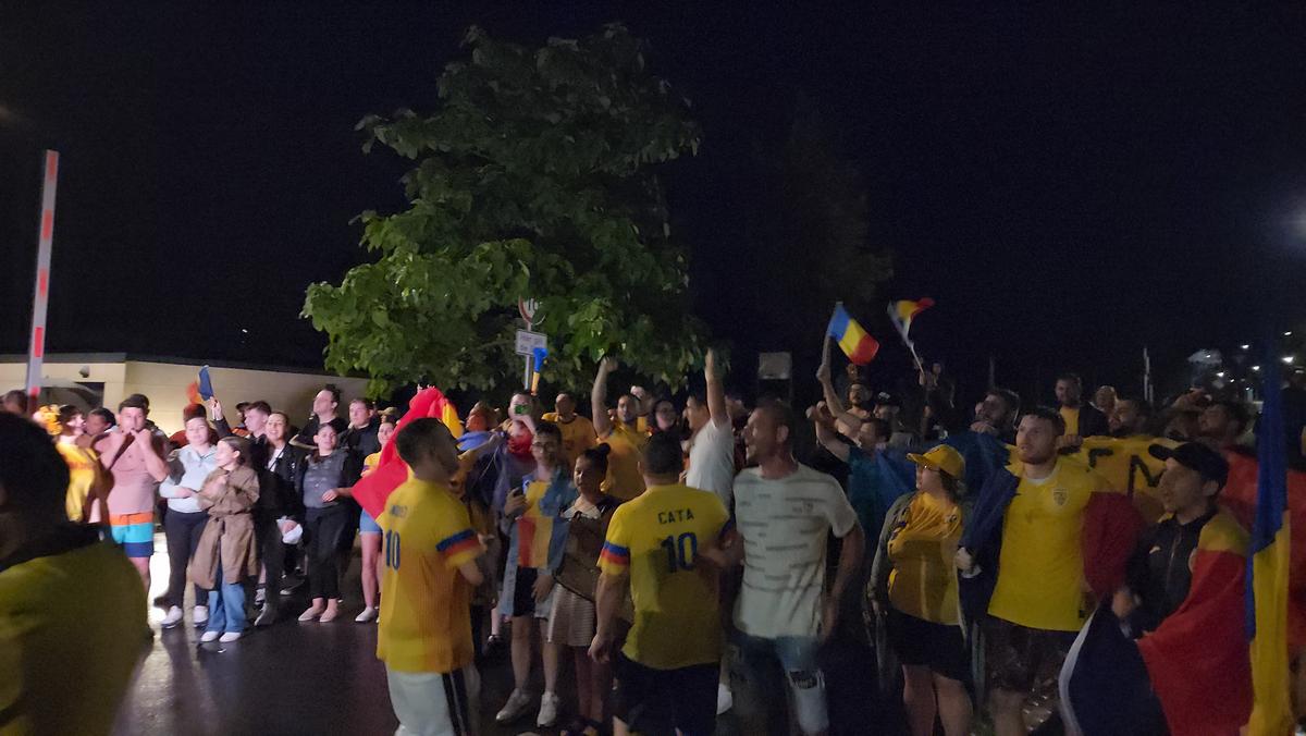 Imagini EPICE de la petrecerea „tricolorilor” » Coman, Stanciu și colegii au cântat și au dansat cu fanii: „Suntem made în România!”