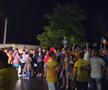 Imagini EPICE de la petrecerea „tricolorilor” » Coman, Stanciu și colegii au cântat și au dansat cu fanii: „Suntem made în România!”