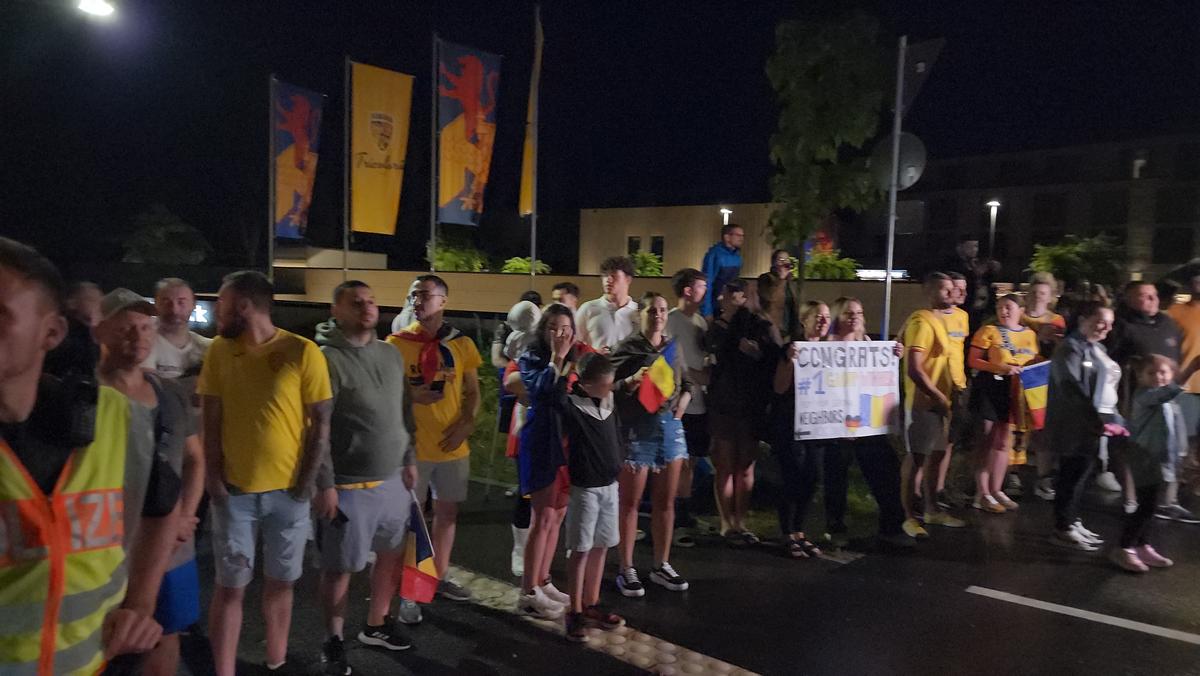 Imagini EPICE de la petrecerea „tricolorilor” » Coman, Stanciu și colegii au cântat și au dansat cu fanii: „Suntem made în România!”