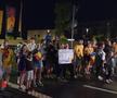 Imagini EPICE de la petrecerea „tricolorilor” » Coman, Stanciu și colegii au cântat și au dansat cu fanii: „Suntem made în România!”
