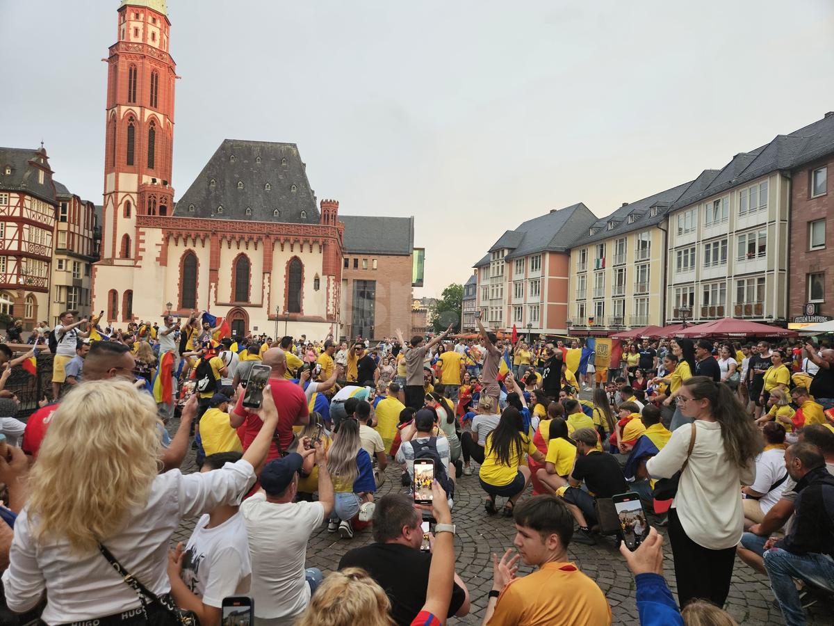 Fanii României au sărbătorit în piața din Frankfurt calificarea în optimile EURO 2024