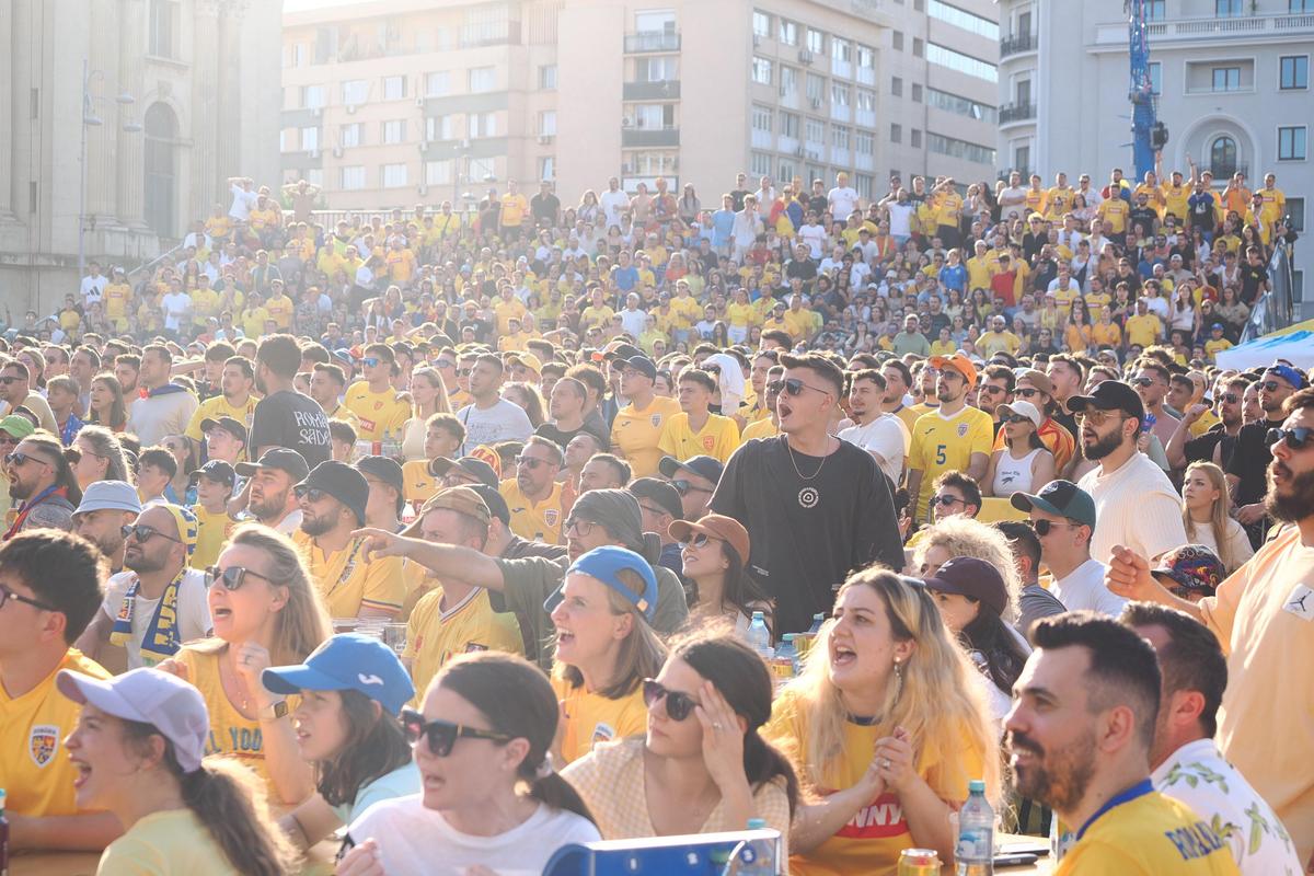 Imagini unice în București » Mii de suporteri ai naționalei trăiesc la intensitate MAXIMĂ meciul România - Slovacia