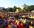 Atmosferă electrizantă în Piața George Enescu în trimpul meciului România - Slovacia / foto: Ionuț Iordache